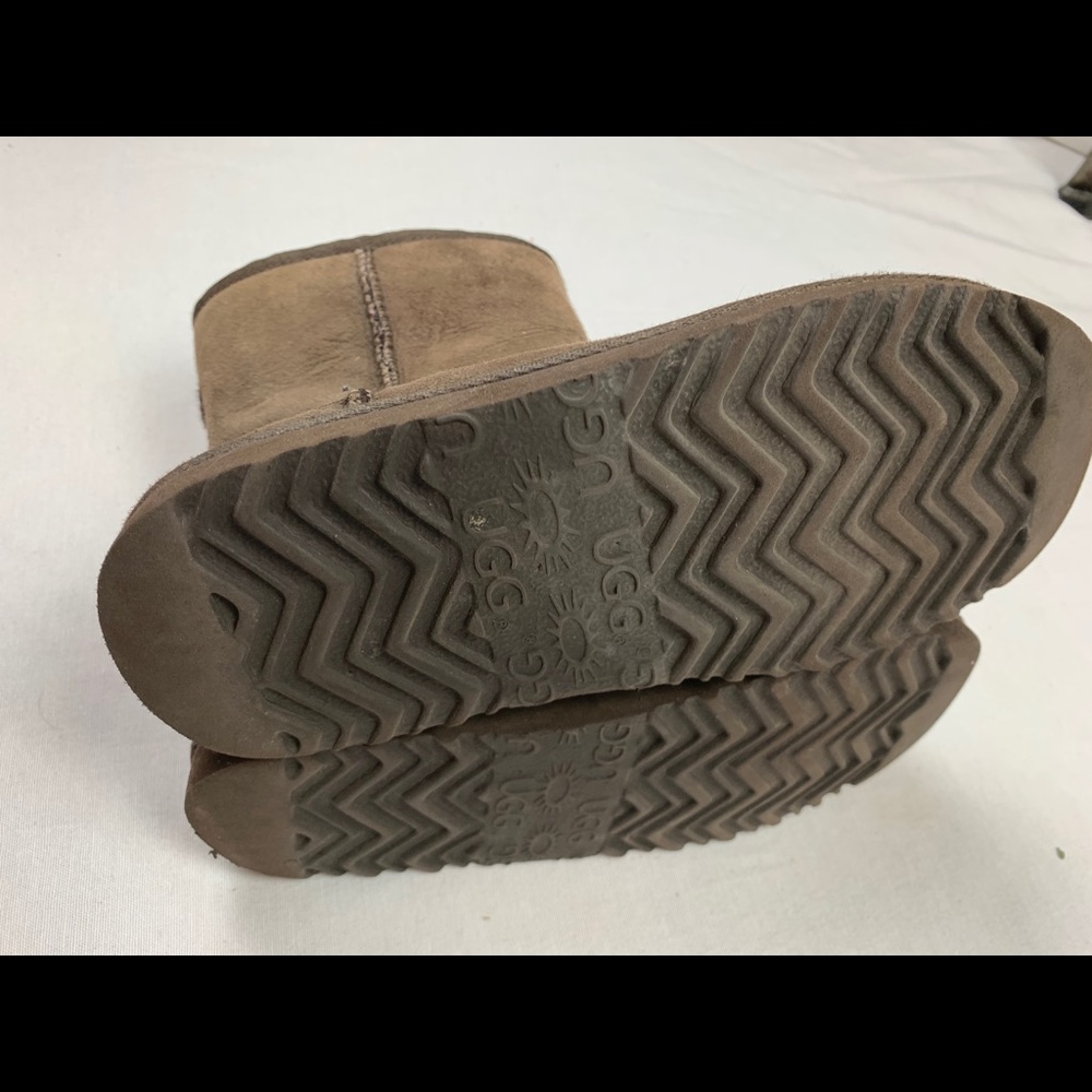 Ugg girls’ short chocolate boots, size 3 - Picture 4 of 4